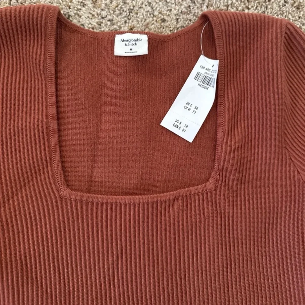 NWT Abercrombie & Fitch Long-Sleeve Ottoman Squareneck Top in Rust
Size Medium - Picture 9 of 12